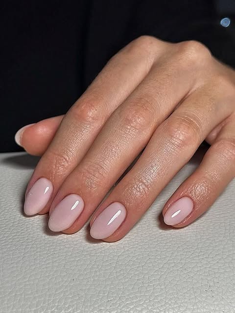 Glänzende roséfarbene Nude-Maniküre mit zartem, durchscheinendem Finish.